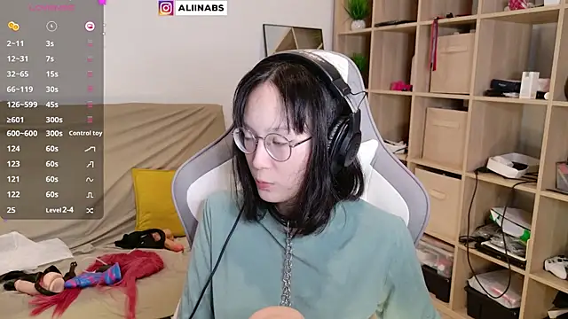 Snapshot of aliiiiiina chatting on March 13, 2025, 12:59 am aliiiiiina online show from March 13, 2025, 12:59 am