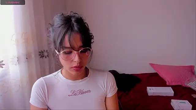 Snapshot of aluna_0310 chatting on December 9, 2024, 6:46 pm aluna 0310 online show from December 9, 2024, 6:46 pm