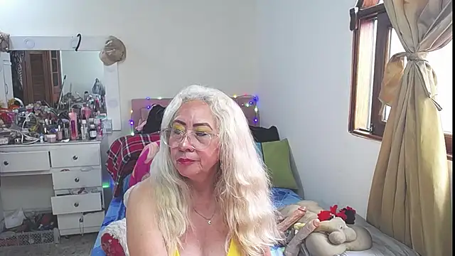 Snapshot of lucy_belle_bm chatting on November 4, 2025, 3:38 pm lucy belle bm online show from November 4, 2025, 3:38 pm