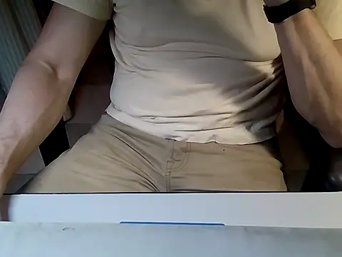 Snapshot of mariohurt101 chatting on October 24, 2025, 9:14 pm mariohurt101 online show from October 24, 2025, 9:14 pm