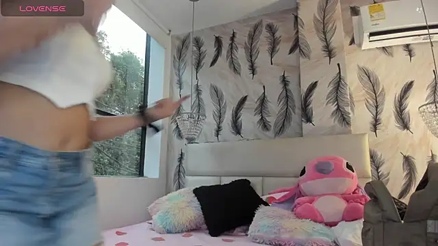 Snapshot of Vivi_prinncess chatting on November 5, 2025, 10:13 pm Vivi prinncess online show from November 5, 2025, 10:13 pm