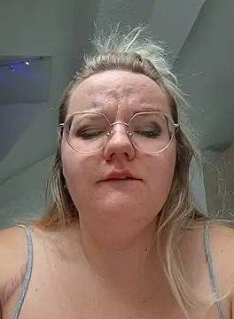 Snapshot of Fiona0705 chatting on October 8, 2025, 9:00 am Fiona0705 online show from October 8, 2025, 9:00 am