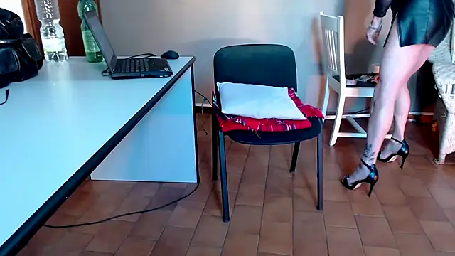 Snapshot of Miss-Mikaele chatting on November 28, 2025, 2:28 pm Miss-Mikaele online show from November 28, 2025, 2:28 pm