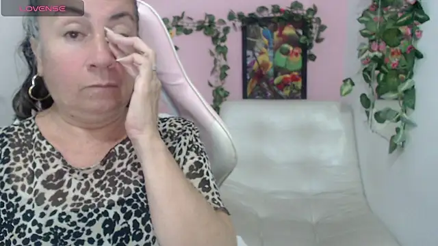 Snapshot of stepmother_105 chatting on October 23, 2025, 3:32 pm stepmother 105 online show from October 23, 2025, 3:32 pm