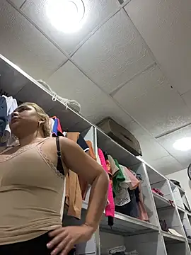 Snapshot of maymercy chatting on December 4, 2025, 6:18 pm maymercy online show from December 4, 2025, 6:18 pm