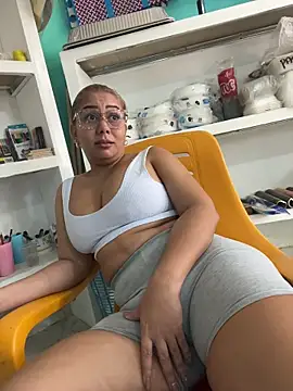 Snapshot of maymercy chatting on October 8, 2025, 2:40 pm maymercy online show from October 8, 2025, 2:40 pm