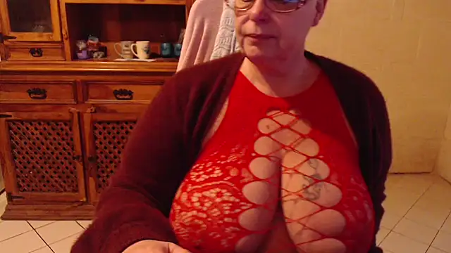 Snapshot of MISS_LINDAH chatting on April 1, 2026, 5:09 am MISS LINDAH online show from April 1, 2026, 5:09 am