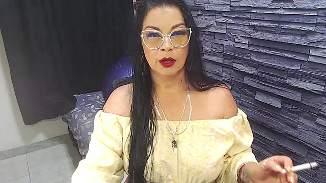 Snapshot of Cruela_deviil chatting on November 9, 2025, 1:09 am Cruela deviil online show from November 9, 2025, 1:09 am