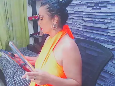 Snapshot of Cruela_deviil chatting on January 24, 2025, 11:34 pm Cruela deviil online show from January 24, 2025, 11:34 pm