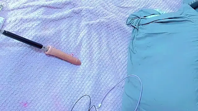 Imannejulienne online show from April 1, 2026, 1:51 am