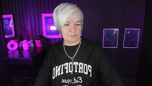 Snapshot of CarmenSoft chatting on November 7, 2025, 8:24 pm CarmenSoft online show from November 7, 2025, 8:24 pm