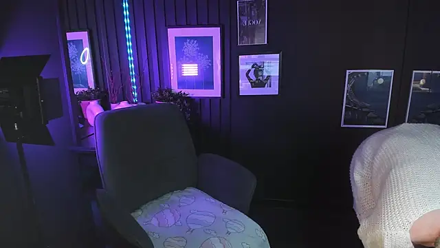 Snapshot of CarmenSoft chatting on November 4, 2025, 8:23 pm CarmenSoft online show from November 4, 2025, 8:23 pm