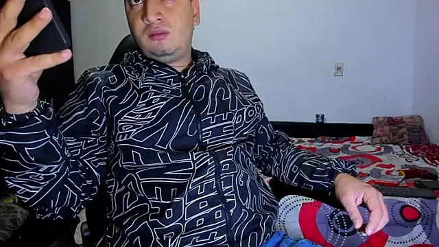 Snapshot of ares_sexxx chatting on April 5, 2026, 9:32 pm ares sexxx online show from April 5, 2026, 9:32 pm