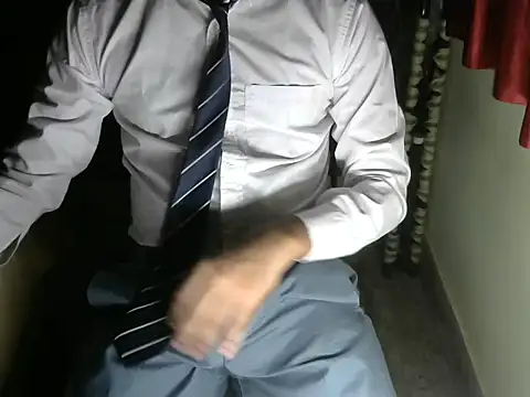 aloneboy1996 online show from September 29, 2025, 6:35 pm