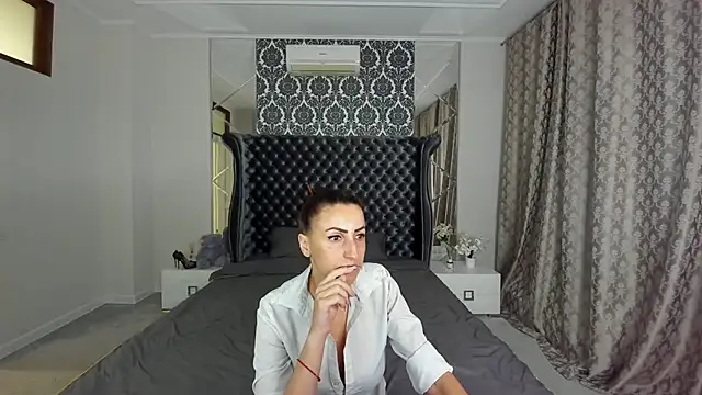 Rebecca Diamond online show from October 6, 2025, 5:19 am