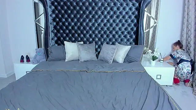 Rebecca Diamond online show from November 23, 2025, 6:01 am