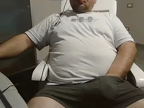 Snapshot of iron_boy80 chatting on February 18, 2025, 10:05 am iron boy80 online show from February 18, 2025, 10:05 am