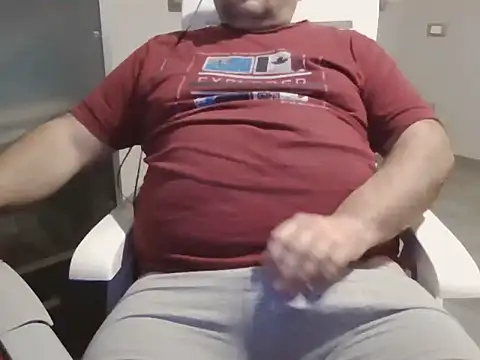 Snapshot of iron_boy80 chatting on December 2, 2025, 9:49 pm iron boy80 online show from December 2, 2025, 9:49 pm