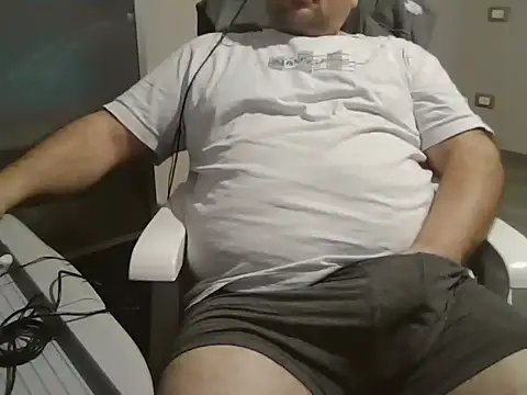 Snapshot of iron_boy80 chatting on February 17, 2025, 9:46 am iron boy80 online show from February 17, 2025, 9:46 am