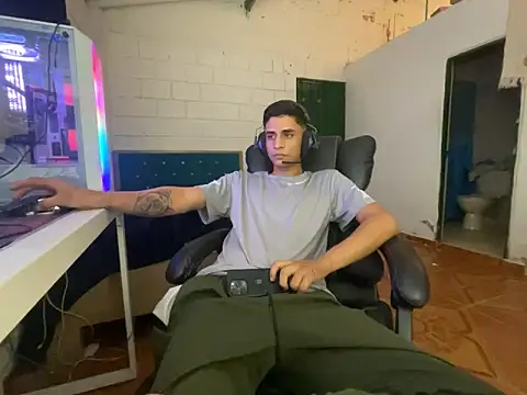 Snapshot of Max_TheHorseDick chatting on March 18, 2026, 3:42 am Max TheHorseDick online show from March 18, 2026, 3:42 am