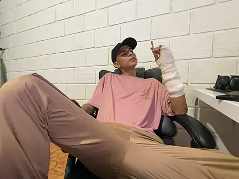 Snapshot of Max_TheHorseDick chatting on February 28, 2026, 4:34 am Max TheHorseDick online show from February 28, 2026, 4:34 am