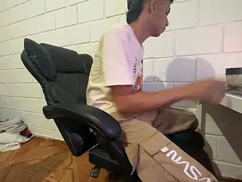 Snapshot of Max_TheHorseDick chatting on January 12, 2026, 2:51 am Max TheHorseDick online show from January 12, 2026, 2:51 am