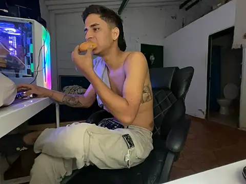 Snapshot of Max_TheHorseDick chatting on March 25, 2026, 6:24 am Max TheHorseDick online show from March 25, 2026, 6:24 am