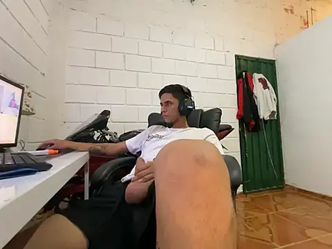 Max TheHorseDick online show from September 18, 2025, 10:35 pm