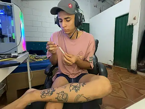 Snapshot of Max_TheHorseDick chatting on April 1, 2026, 10:28 pm Max TheHorseDick online show from April 1, 2026, 10:28 pm