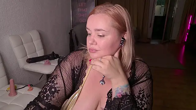 Snapshot of MargotGrey chatting on October 23, 2025, 5:22 pm MargotGrey online show from October 23, 2025, 5:22 pm