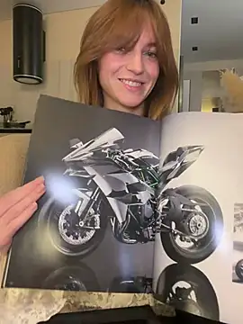 Snapshot of -AngelAri- chatting on April 4, 2026, 9:10 pm -AngelAri- online show from April 4, 2026, 9:10 pm