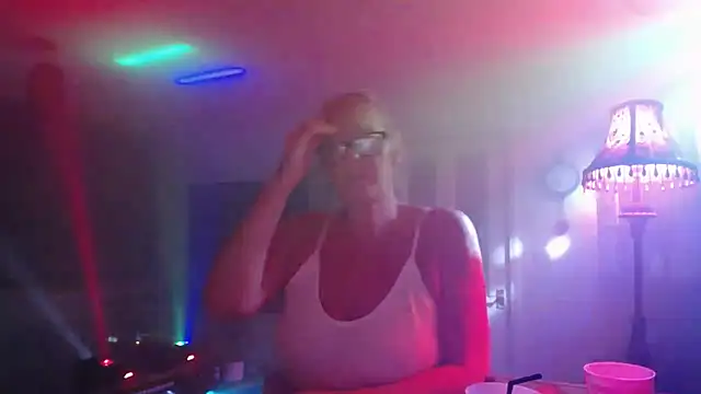 Snapshot of COUPLE4VOYEUR01 chatting on January 31, 2026, 7:34 pm COUPLE4VOYEUR01 online show from January 31, 2026, 7:34 pm