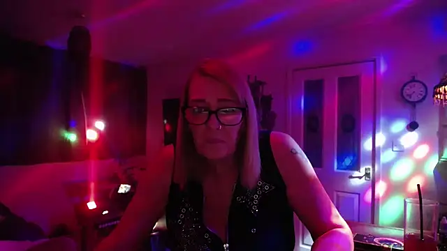 Snapshot of COUPLE4VOYEUR01 chatting on March 28, 2026, 7:37 pm COUPLE4VOYEUR01 online show from March 28, 2026, 7:37 pm