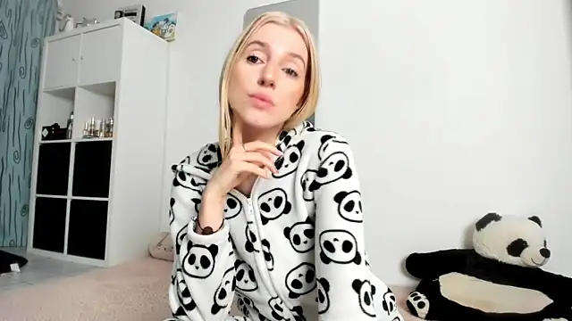 KenzieDawton online show from October 26, 2025, 4:24 am