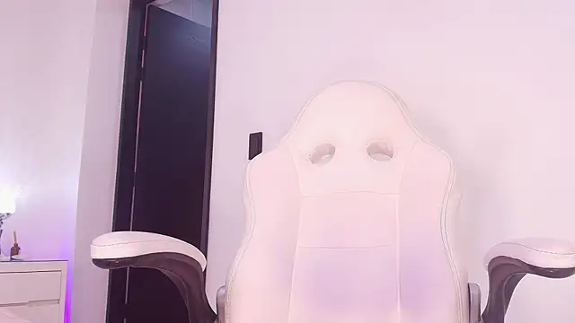 raven lilith  online show from November 6, 2025, 3:21 am