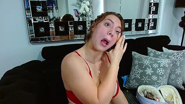 NatyTaylor online show from November 18, 2025, 4:32 pm