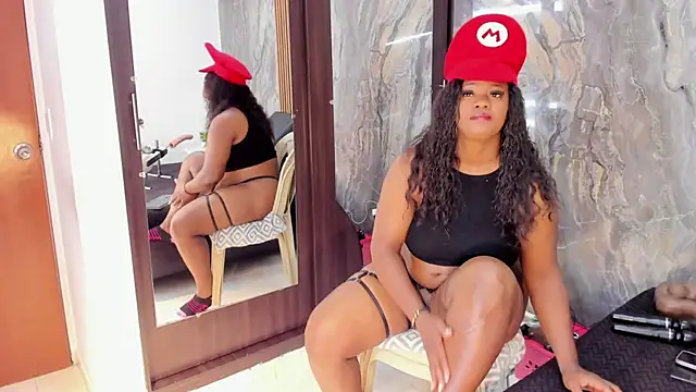 Snapshot of LauraSaenz01 chatting on November 29, 2025, 3:39 am LauraSaenz01 online show from November 29, 2025, 3:39 am