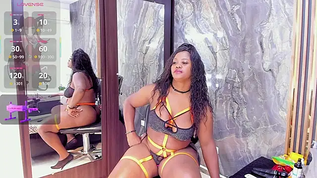 Snapshot of LauraSaenz01 chatting on October 5, 2025, 3:41 am LauraSaenz01 online show from October 5, 2025, 3:41 am