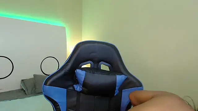 ChantalPetit online show from October 2, 2025, 5:05 pm