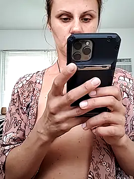 Snapshot of Scarlettishere chatting on April 15, 2026, 4:33 pm Scarlettishere online show from April 15, 2026, 4:33 pm