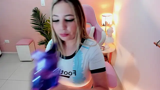 Snapshot of HannaMiller_1 chatting on December 22, 2024, 5:21 pm HannaMiller 1 online show from December 22, 2024, 5:21 pm