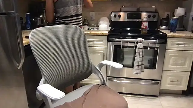 Snapshot of BigGuyMuscle chatting on September 25, 2025, 4:13 pm BigGuyMuscle online show from September 25, 2025, 4:13 pm