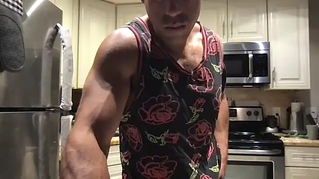 Snapshot of BigGuyMuscle chatting on April 29, 2026, 11:22 pm BigGuyMuscle online show from April 29, 2026, 11:22 pm