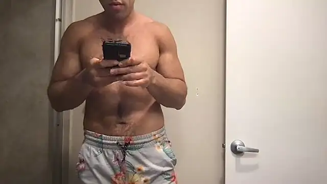 Snapshot of BigGuyMuscle chatting on April 20, 2026, 9:49 pm BigGuyMuscle online show from April 20, 2026, 9:49 pm