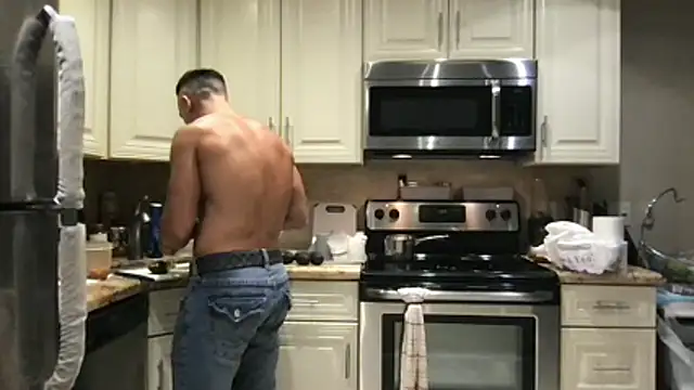Snapshot of BigGuyMuscle chatting on May 9, 2026, 6:06 am BigGuyMuscle online show from May 9, 2026, 6:06 am