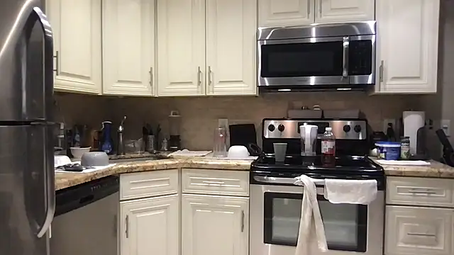 Snapshot of BigGuyMuscle chatting on December 2, 2025, 10:22 pm BigGuyMuscle online show from December 2, 2025, 10:22 pm