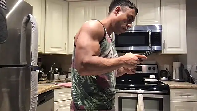 Snapshot of BigGuyMuscle chatting on May 1, 2026, 7:41 pm BigGuyMuscle online show from May 1, 2026, 7:41 pm