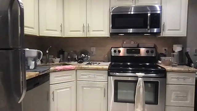 Snapshot of BigGuyMuscle chatting on December 15, 2025, 8:58 pm BigGuyMuscle online show from December 15, 2025, 8:58 pm