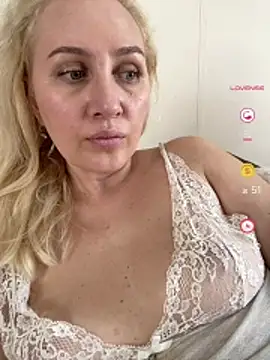 Snapshot of YourBlondee chatting on June 18, 2026, 10:20 am YourBlondee online show from June 18, 2026, 10:20 am