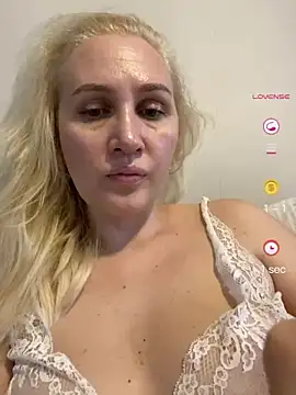 Snapshot of YourBlondee chatting on June 17, 2026, 1:54 pm YourBlondee online show from June 17, 2026, 1:54 pm